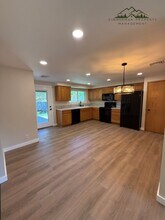 3749 Kevington Ave in Eugene, OR - Building Photo - Building Photo