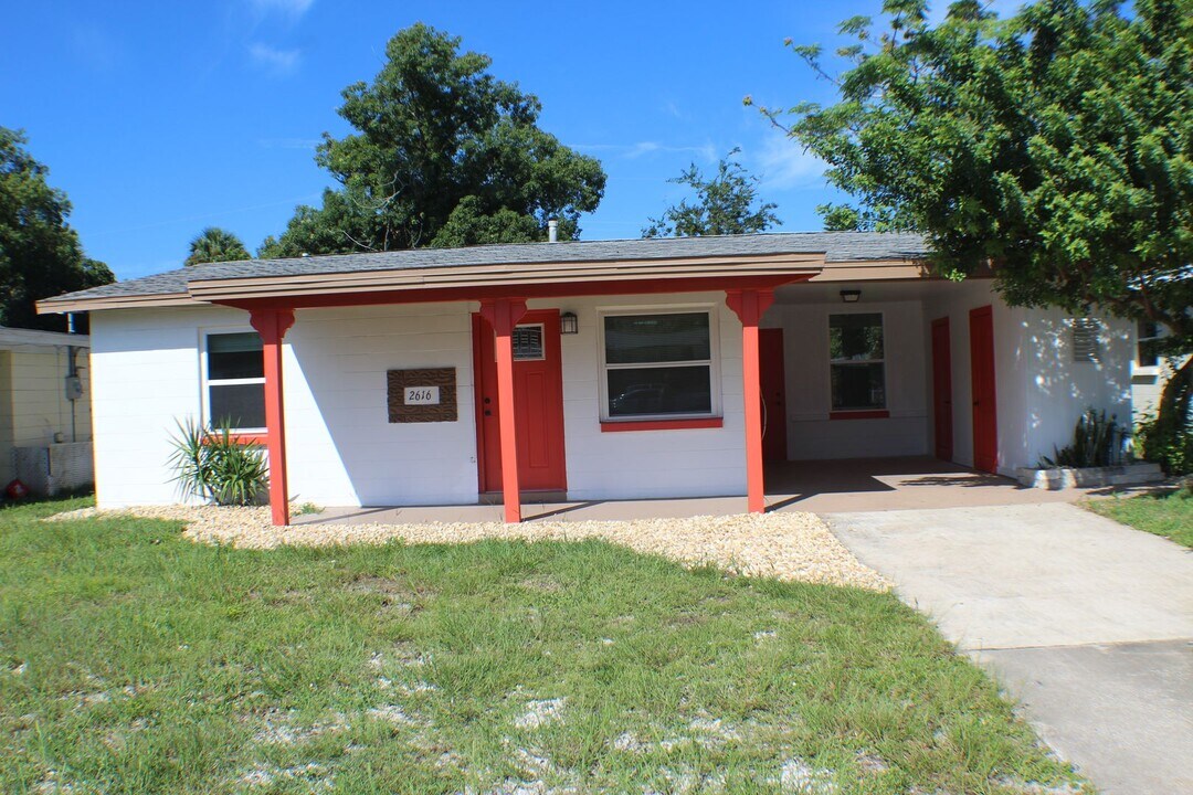 2616 Anastasia Dr in South Daytona, FL - Building Photo