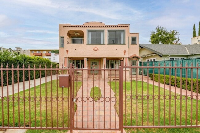 property at 1335 N Mansfield Ave