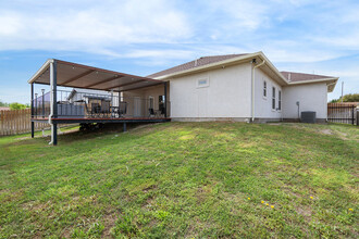 77 Yvonne Dr in Del Rio, TX - Building Photo - Building Photo