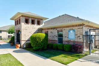 Oak Timbers Fort Worth South Apartments in Fort Worth, TX - Foto de edificio - Building Photo