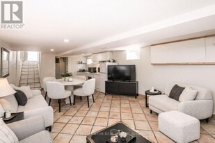 533 Beresford Ave in Toronto, ON - Building Photo