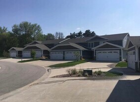 432 Coronado Cir in Onalaska, WI - Building Photo