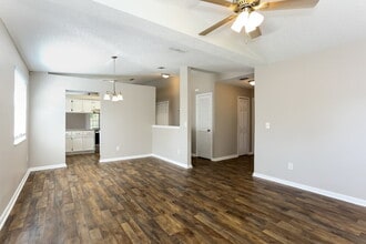 10921 Mindanao Dr S in Jacksonville, FL - Foto de edificio - Building Photo