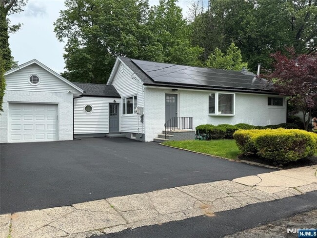 41 Woods Ave in Bergenfield, NJ - Building Photo - Building Photo