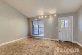 19595 E Amherst Dr in Aurora, CO - Foto de edificio - Building Photo