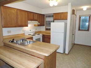 752 Westwinds Dr in Iowa City, IA - Building Photo - Building Photo