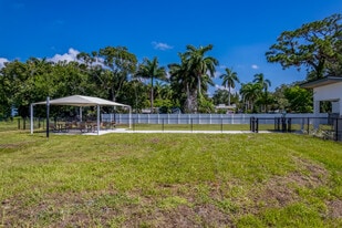 Lake Maggiore in St. Petersburg, FL - Building Photo