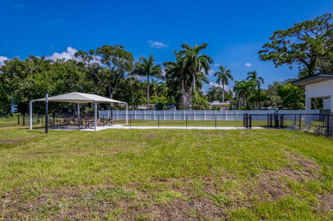 Lake Maggiore in St. Petersburg, FL - Building Photo