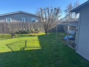 541 34th St in Springfield, OR - Foto de edificio - Building Photo