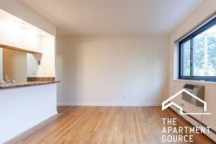 540 W Roscoe St, Unit 479 in Chicago, IL - Building Photo