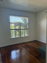 1114 N Poinsettia Pl, Unit 8 in West Hollywood, CA - Foto de edificio - Building Photo