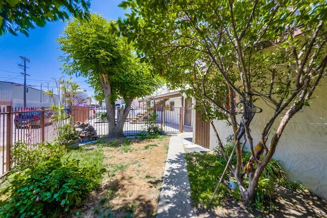 6221 Brynhurst Ave in Los Angeles, CA - Foto de edificio - Building Photo
