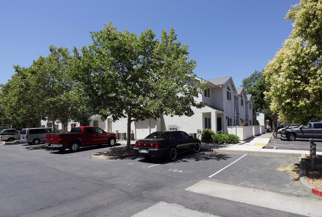 West Capitol Courtyard in West Sacramento, CA - Building Photo - Building Photo