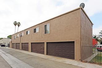 Tamarack Villas in Fullerton, CA - Foto de edificio - Building Photo