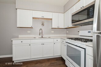 10 Tower Ct in Downers Grove, IL - Building Photo - Building Photo