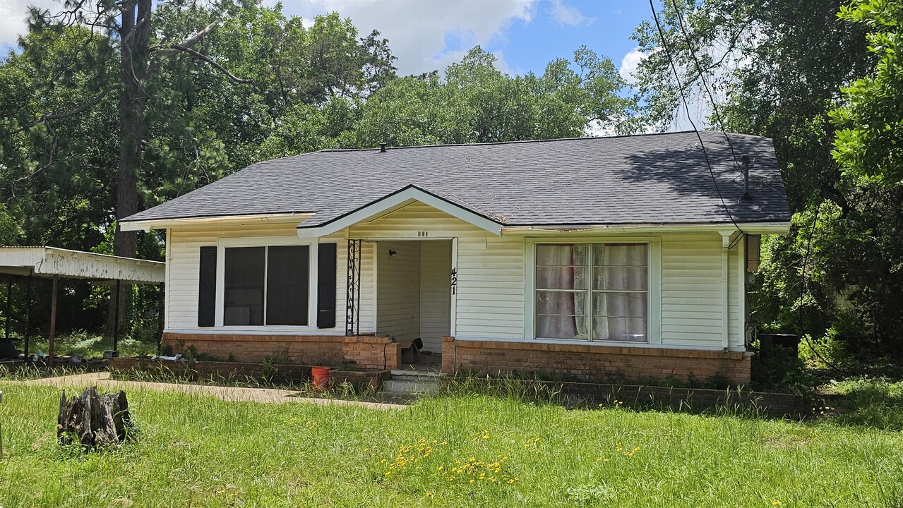 421 Main in Grapeland, TX - Building Photo