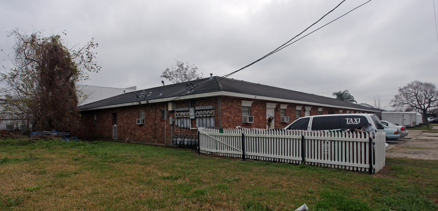 2222 Florida Ave in Kenner, LA - Building Photo