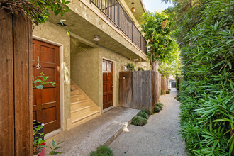 Lido Apartments - 1415 Bundy Dr in Los Angeles, CA - Foto de edificio - Building Photo