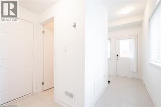 590 N Service Rd in Hamilton, ON - Building Photo - Building Photo