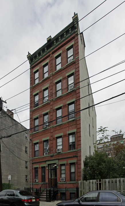 208 15th St in Jersey City, NJ - Building Photo