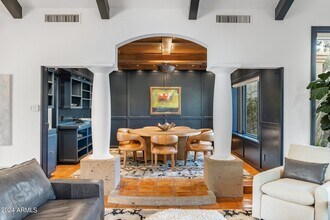 8255 E Vista De Valle in Scottsdale, AZ - Foto de edificio - Building Photo