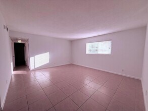 402 Lake Shore Dr in Lake Park, FL - Foto de edificio - Building Photo