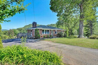 5216 Sugar Loaf Mountain Rd in Cave Spring, VA - Building Photo - Building Photo
