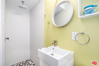 702 Angelus Pl in Los Angeles, CA - Building Photo - Building Photo