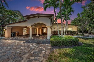 52 N Pine Cir in Belleair, FL - Building Photo