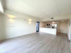 2285 SW 27th St in Miami, FL - Building Photo - Building Photo