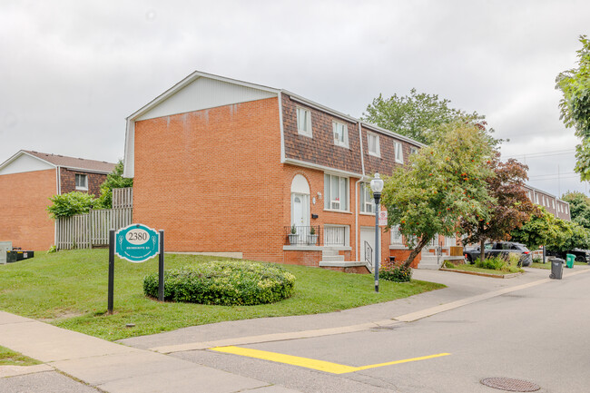 2380 Bromsgrove Rd in Mississauga, ON - Building Photo - Building Photo