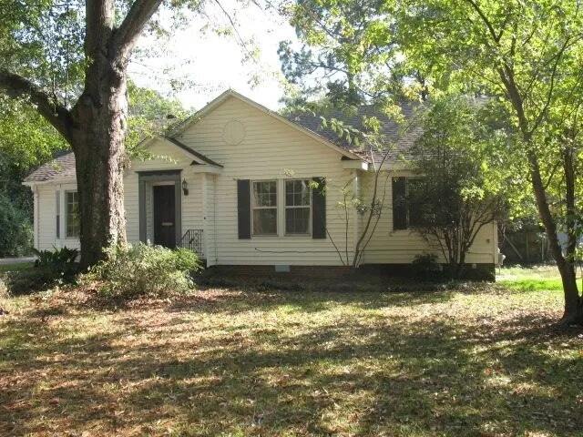 715 Meadowbrook Rd in Jackson, MS - Building Photo