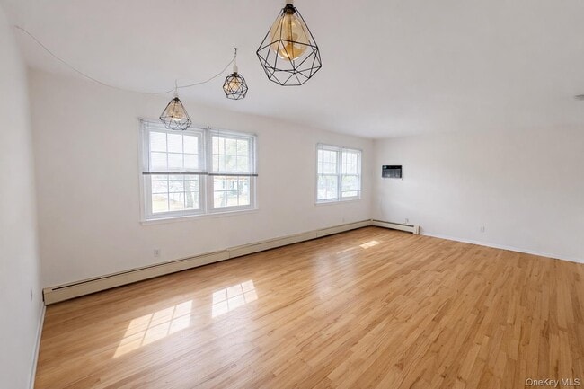 14 Upland Dr in East Northport, NY - Building Photo - Building Photo