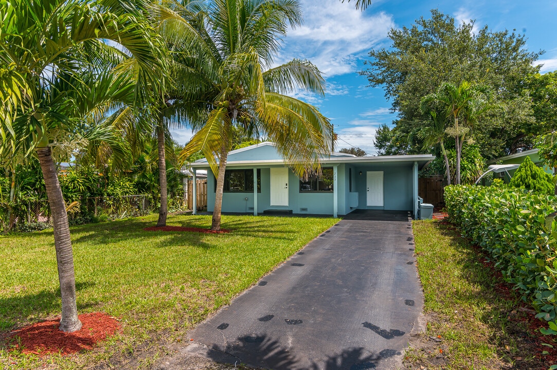 233 SW 21st St in Fort Lauderdale, FL - Building Photo