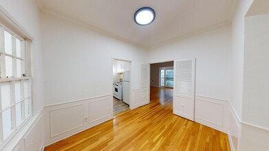 120 S Sweetzer Ave in Los Angeles, CA - Building Photo - Interior Photo