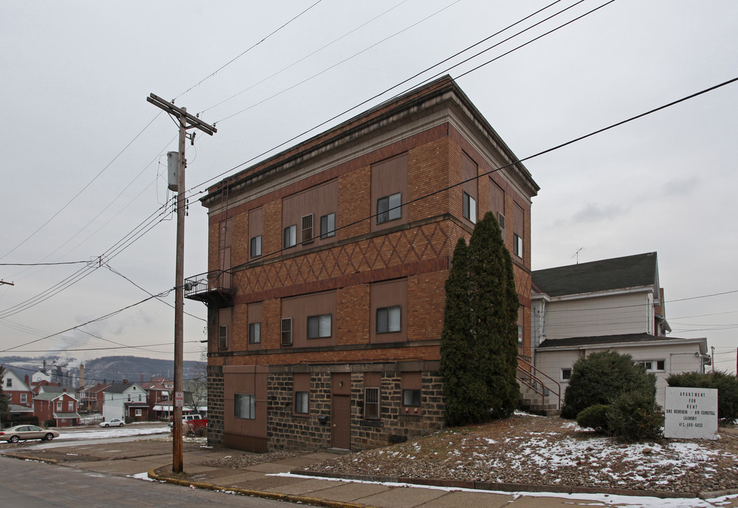 324 N Fourth St in Clairton, PA - Foto de edificio