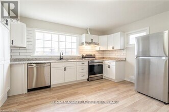 7121 Dorchester Rd in Niagara Falls, ON - Building Photo - Building Photo