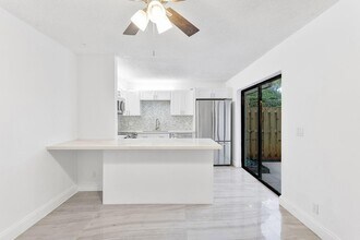 1624 Forest Lakes Cir, Unit 31 in West Palm Beach, FL - Building Photo - Building Photo
