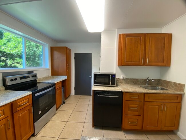 1739 Kamohoalii St in Honolulu, HI - Building Photo - Building Photo