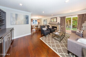 249 Greenmeadow Dr in Thousand Oaks, CA - Foto de edificio - Building Photo