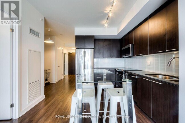 10 Park Lawn Rd in Toronto, ON - Building Photo - Building Photo