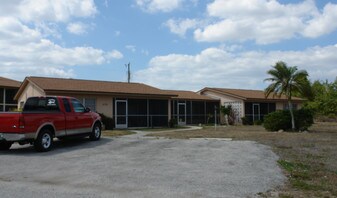 3738 SE 9th Pl in Cape Coral, FL - Building Photo