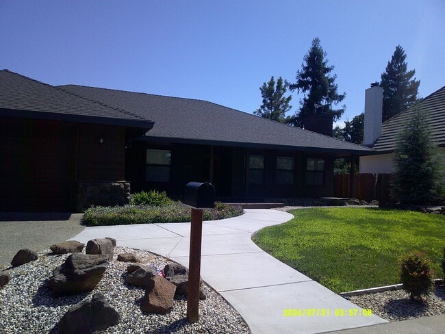 960 Monique Way in Dixon, CA - Building Photo - Building Photo