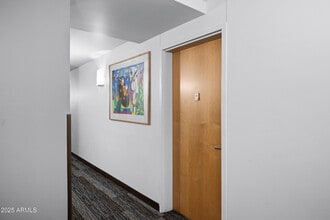 7137 E Rancho Vista Dr in Scottsdale, AZ - Building Photo - Building Photo