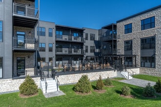 The River House in Mendota, MN - Foto de edificio - Building Photo