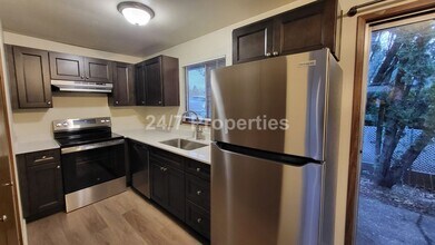 760 NE Village Squire Ave in Gresham, OR - Building Photo - Building Photo