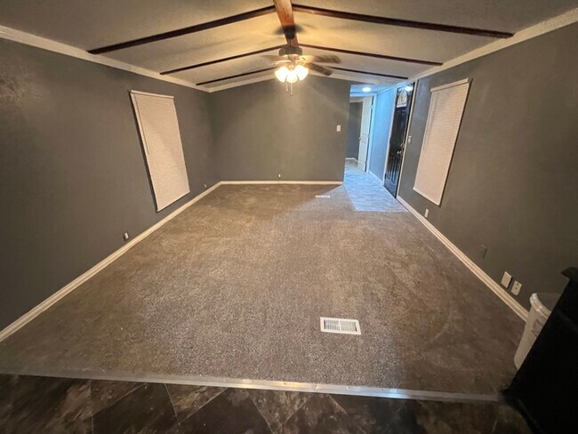 102 Fentress Star in Fentress, TX - Foto de edificio - Building Photo