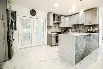 5601 SW 38th St in Davie, FL - Building Photo - Building Photo