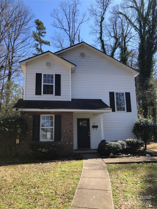 1022 Hickory Nut St in Charlotte, NC - Building Photo